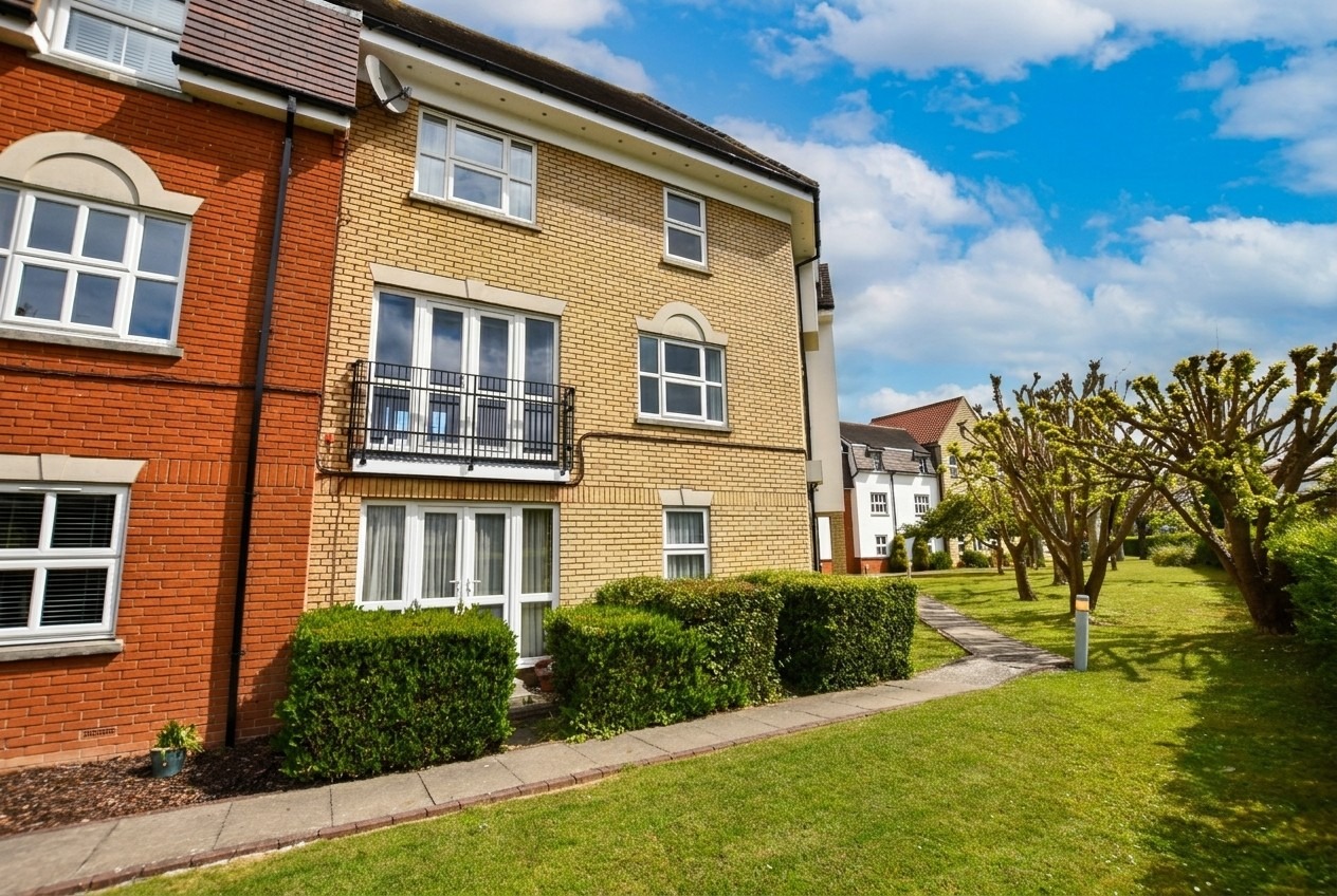 No chain sale, ground floor, large design style, two bedroom apartment.
