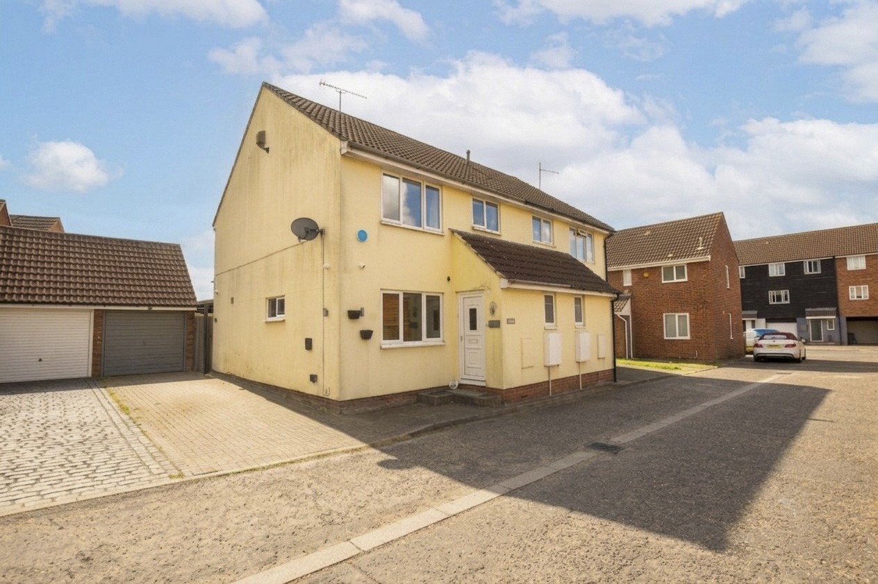Refurbished to a high standard, three bedroom semi detached house with modern kitchen & bathroom Refurbished to a high standard, three bedroom semi detached house with modern kitchen & bathroom