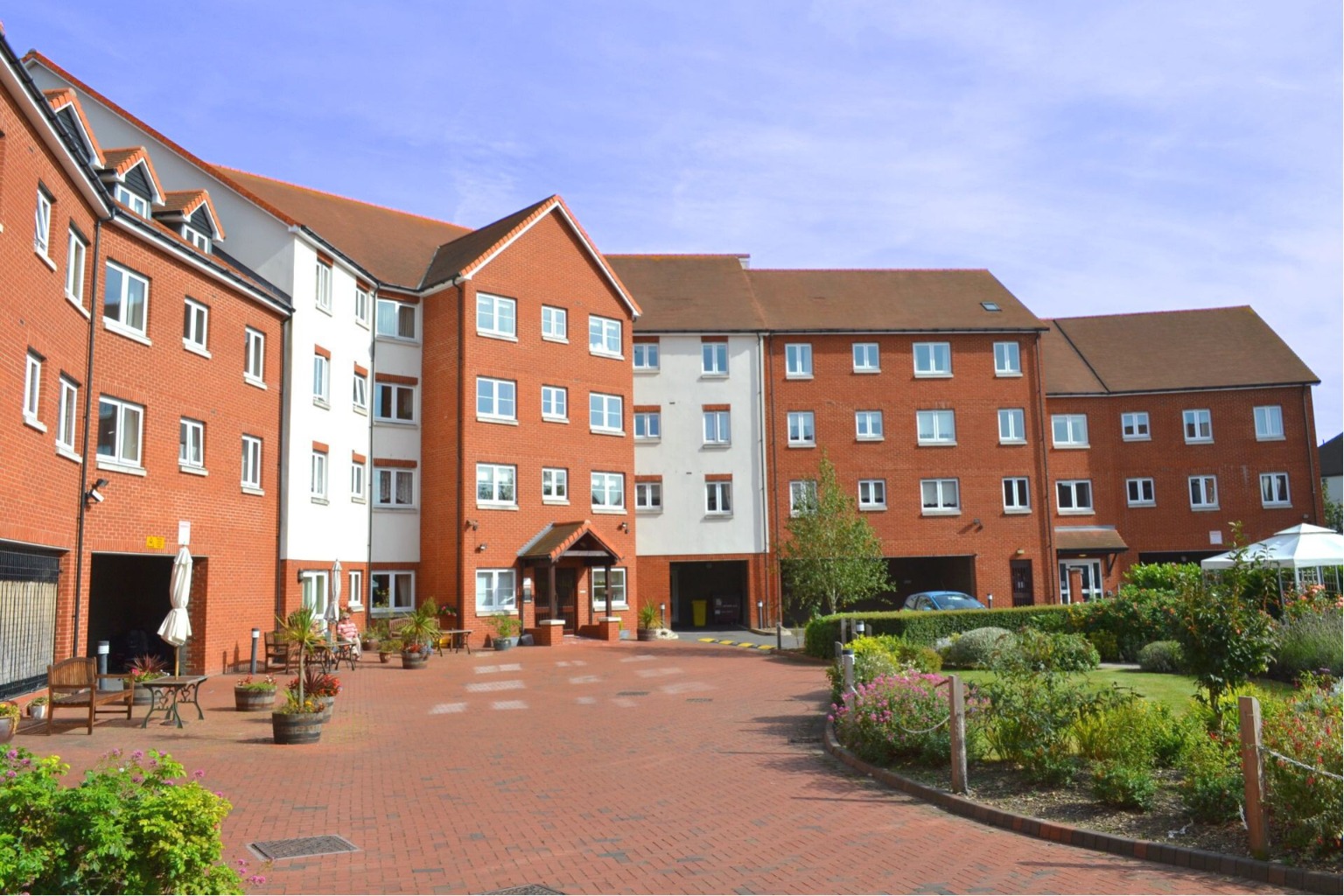 A well presented one bedroom , first floor retirement apartment conveniently located for town centre