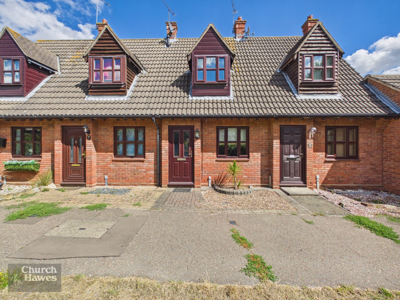 Offered for sale with no onward chain. Delightful one bedroom cottage style house.