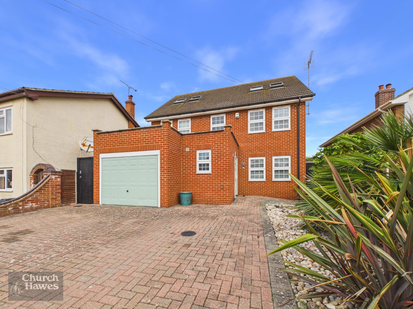Spacious six bedroom detached house, open plan living space, two en suites, 5 mins walk to station