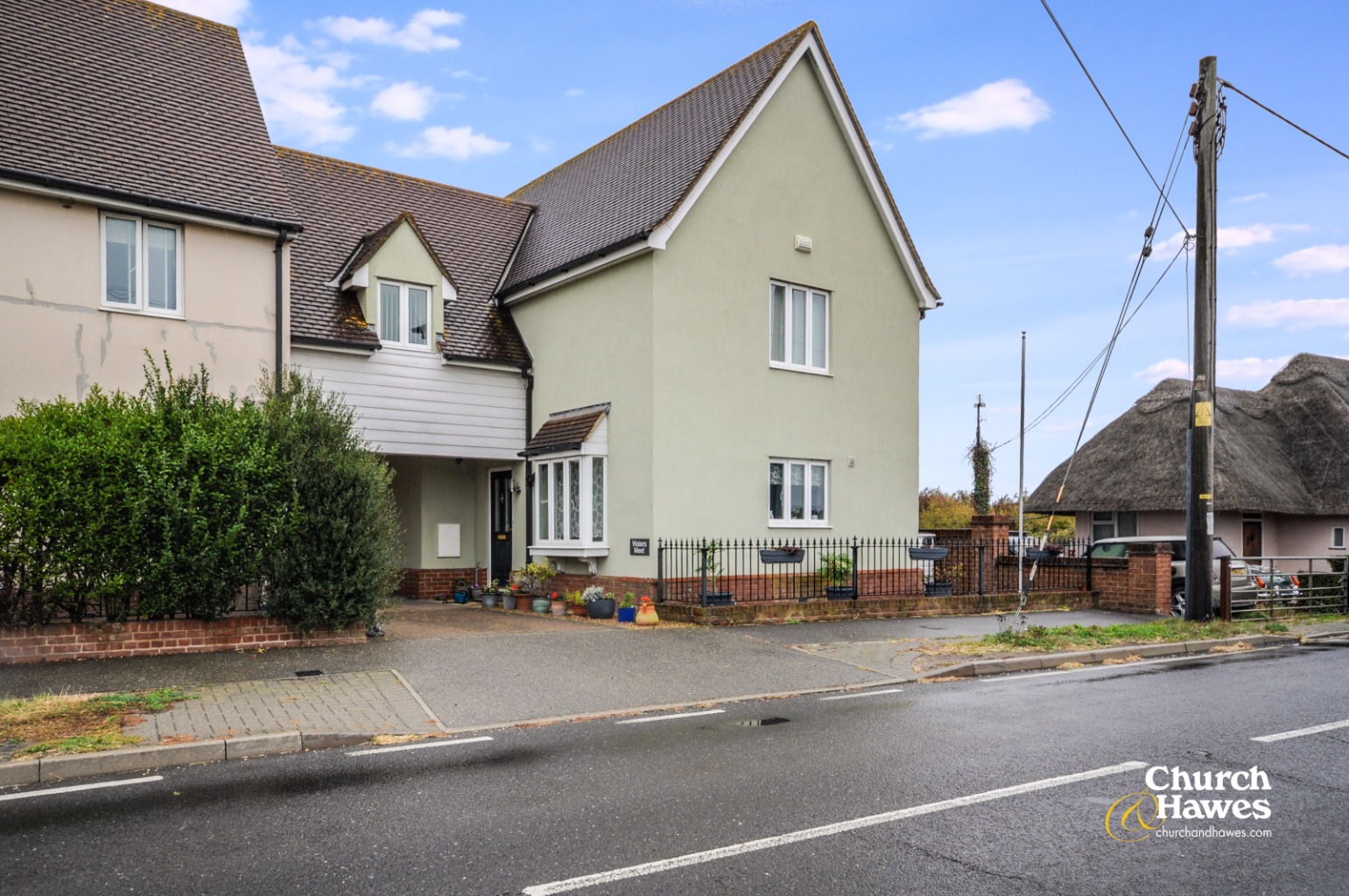 Beautifully Presented Four-Bedroom Link-Detached Family Home in Steeple