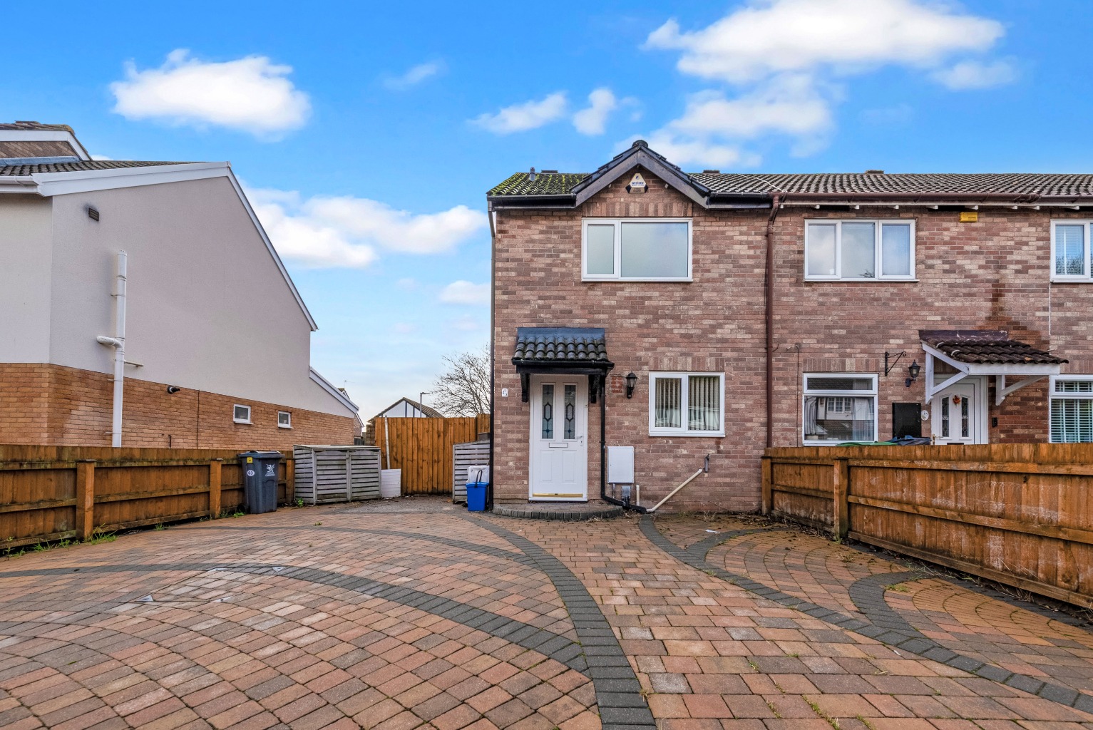 Two Double Bedroom End-of-Terrace Home with Conservatory, Large Garden & Driveway – Sanderling Drive