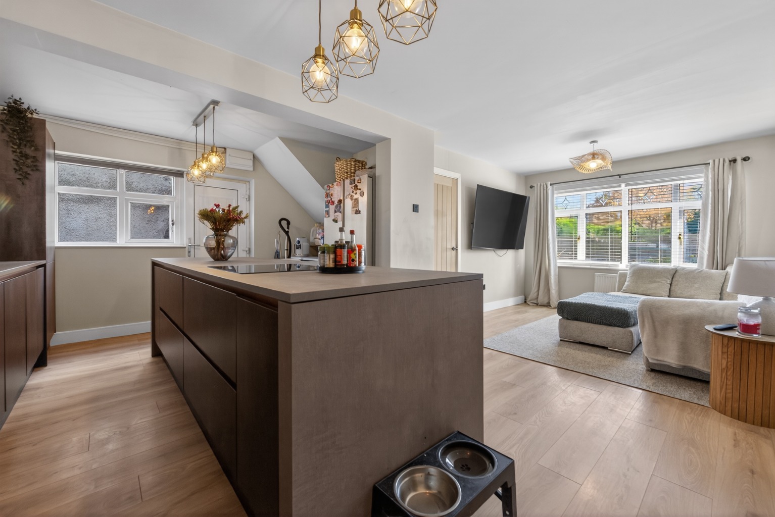 Immaculate 2-Bed Cluster House with Parking in Cardiff