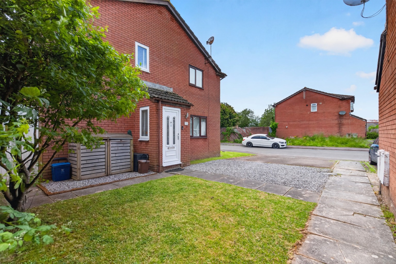 Immaculate One Bedroom Cluster House with South Facing Garden & Driveway