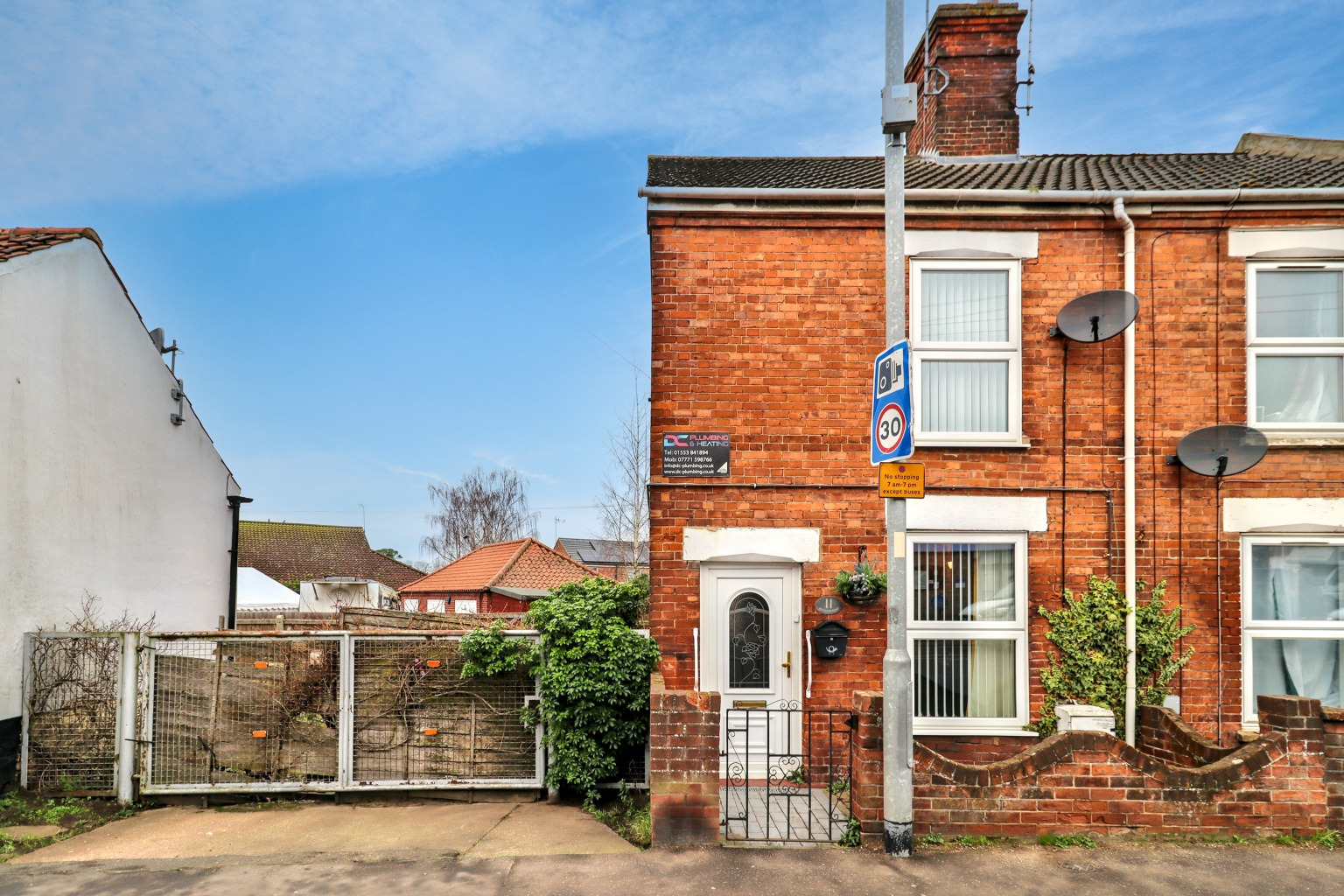 A TWO BEDROOM END OF TERRACE HOME AVAILABLE WITH NO ONWARD CHAIN