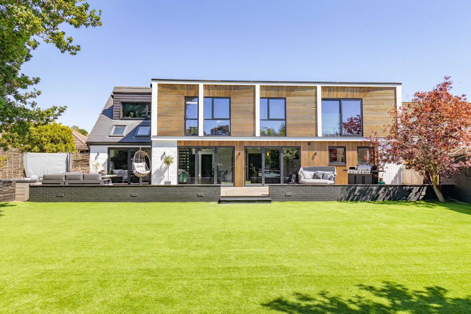 OUTSTANDING FIVE-BEDROOM FAMILY HOME