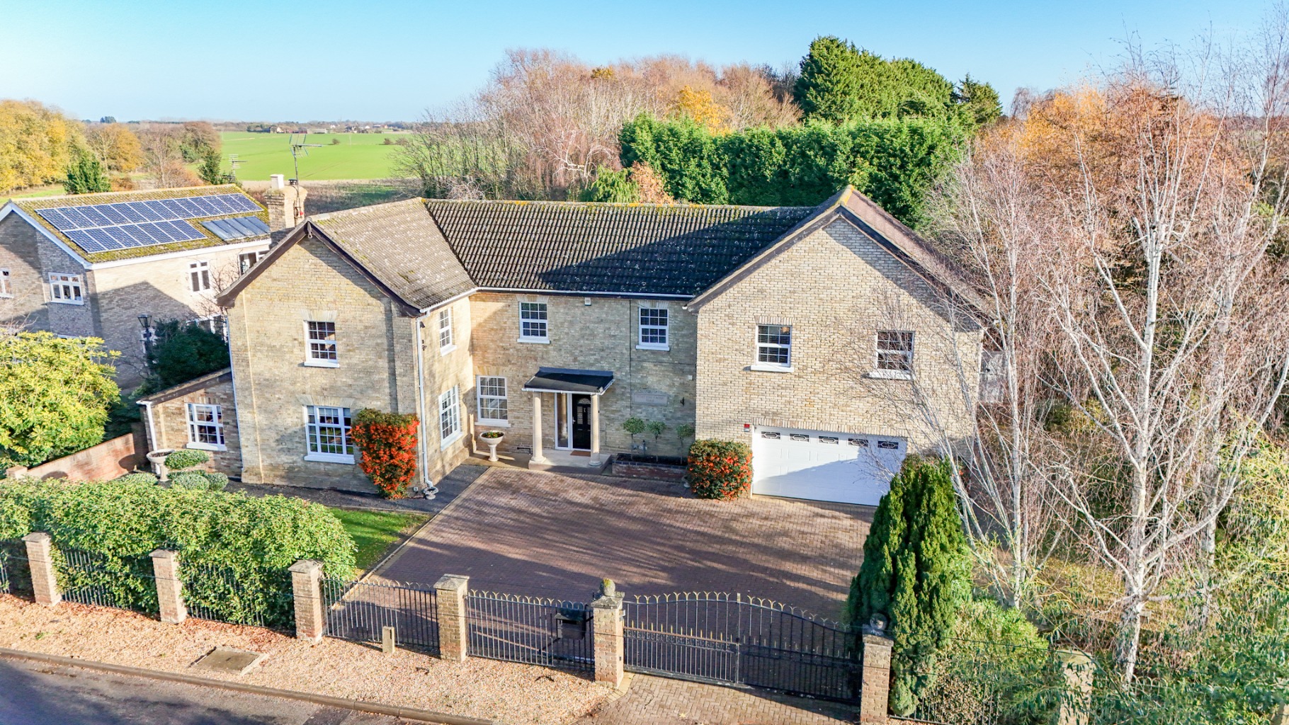 IMPRESSIVE FIVE-BEDROOM FAMILY HOME