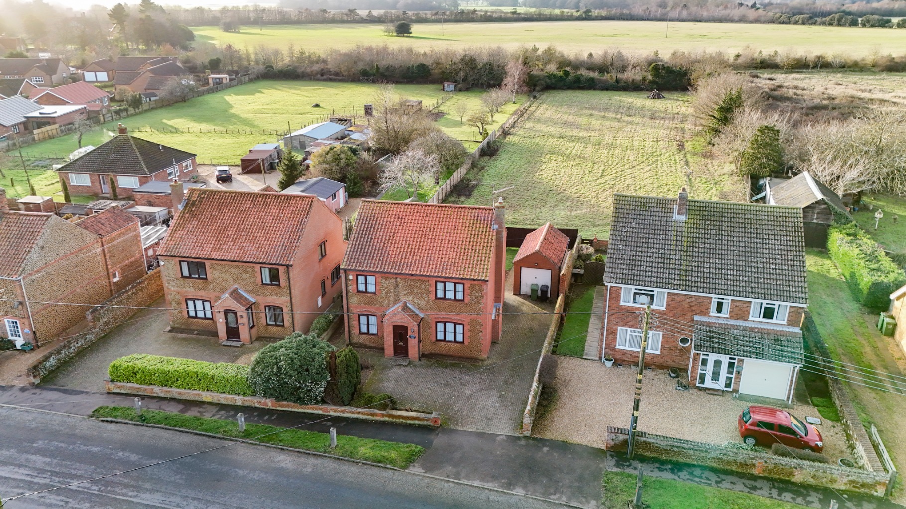 Detached Four-Bedroom Family Home With 0.9 Acre Paddock
