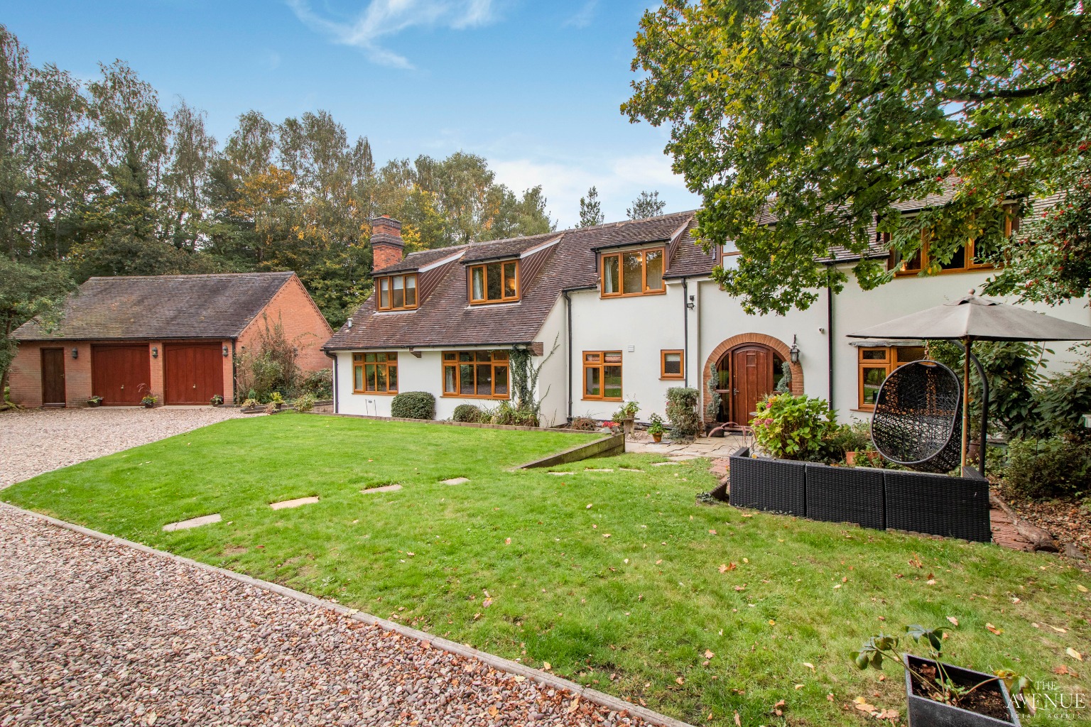 Beautiful 19th Century Detached Cottage Beside Kingsbury Water Park With Triple Garage & Gardens