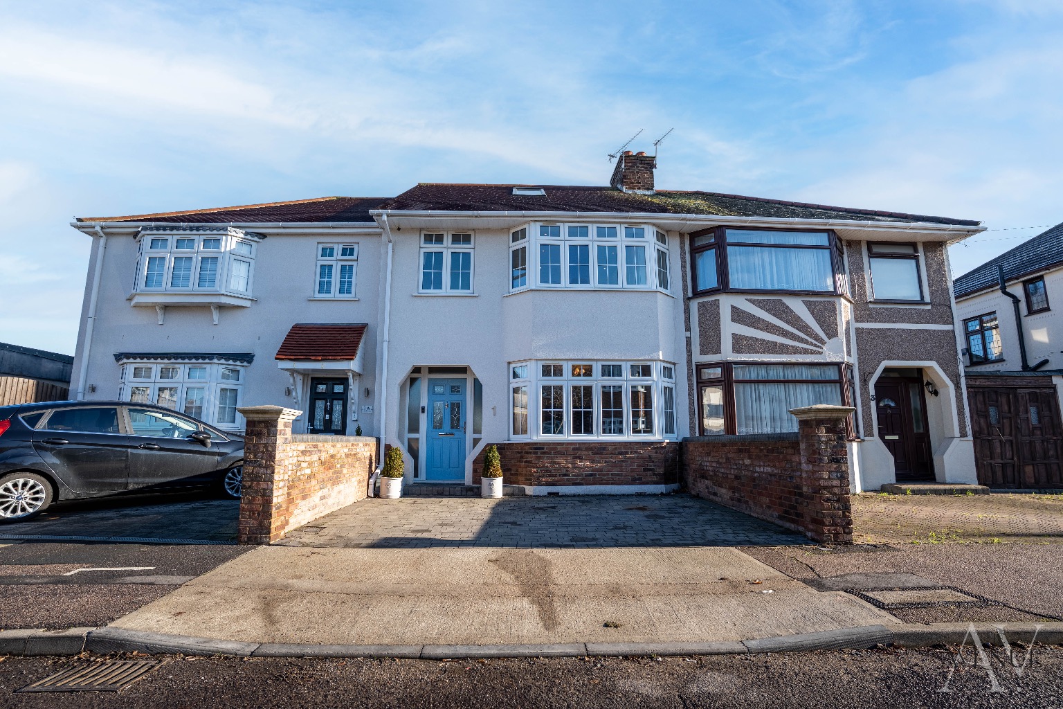 Extended Five Bedroom Terraced Home in Rainham