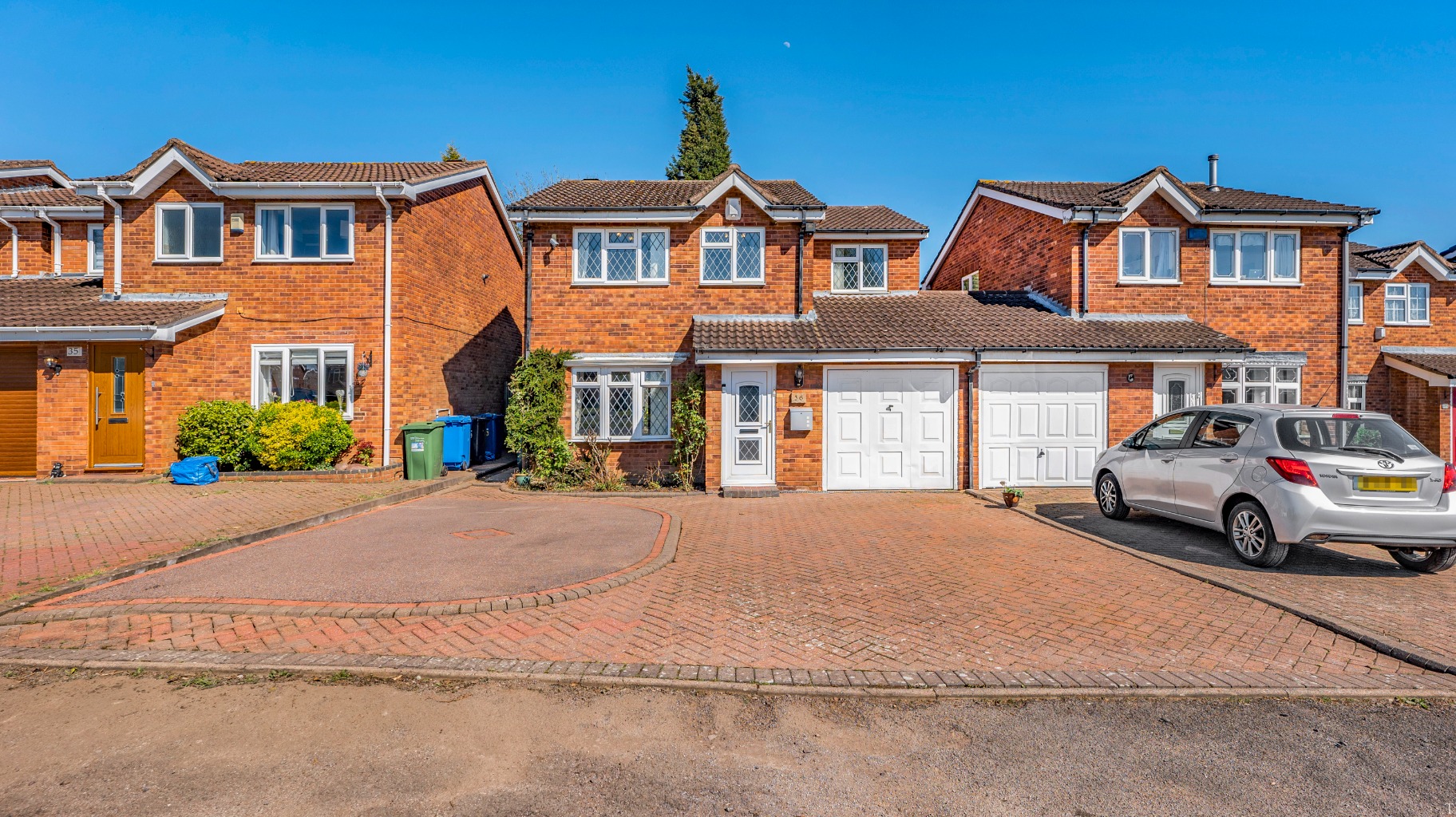 **Spacious 4-Bed Link-Detached Home** Extended**Chain Free**Huge Potential**