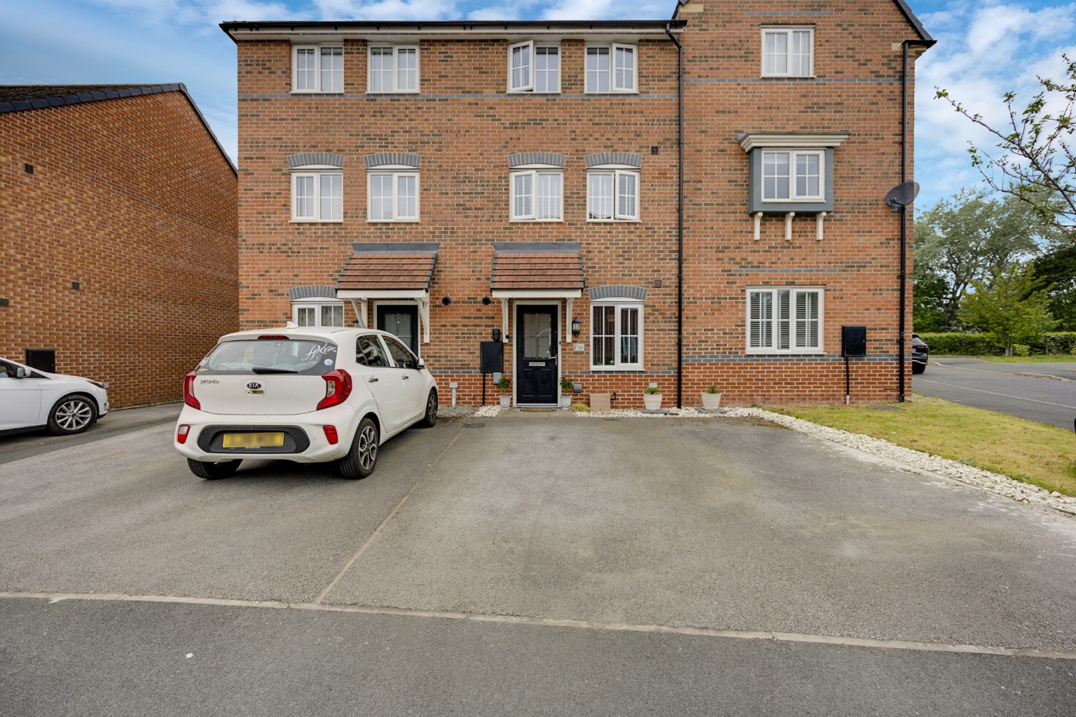 Spacious Four Bedroom Townhouse Over Three Floors – Close to Sandbach Town Centre