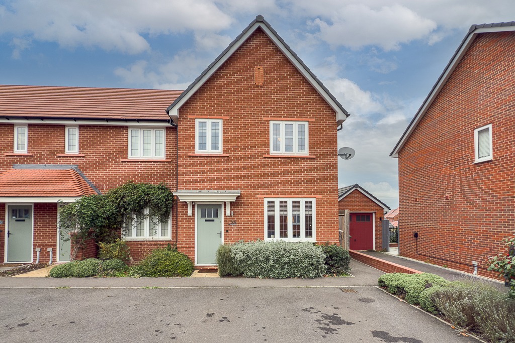 A Beautifully Presented Three Bedroom Home Situated in Binfield