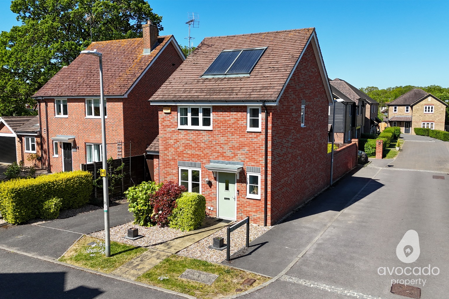 Well presented three bedroom detached house with en suite, garage and beautifully kept garden!