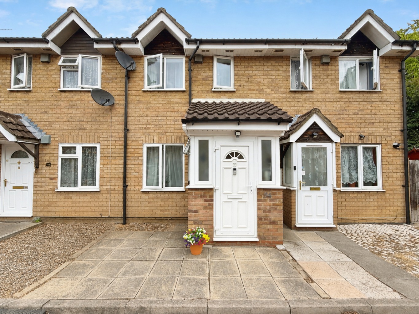 Immaculate 2-Bed House, Large Garden, Parking, Near Stations