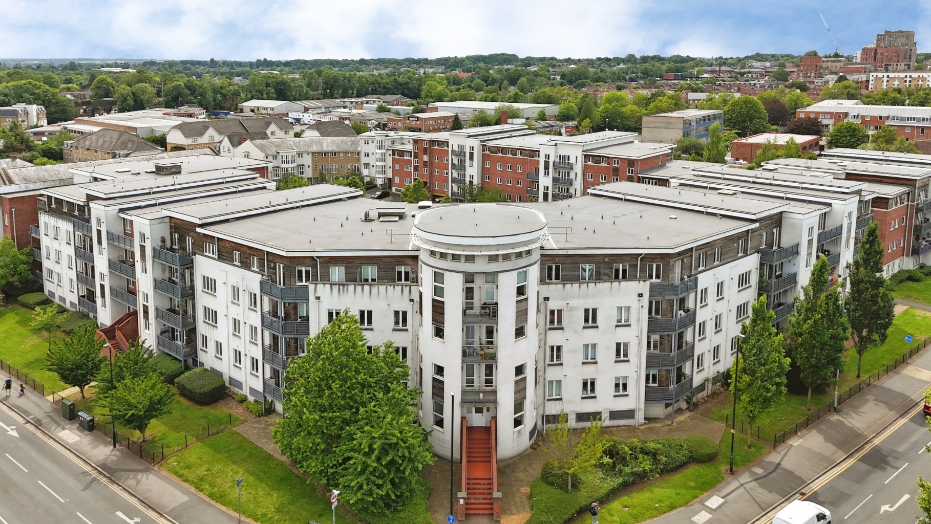 Modern 2-Bed Kingsquarter Apartment with Secure Parking