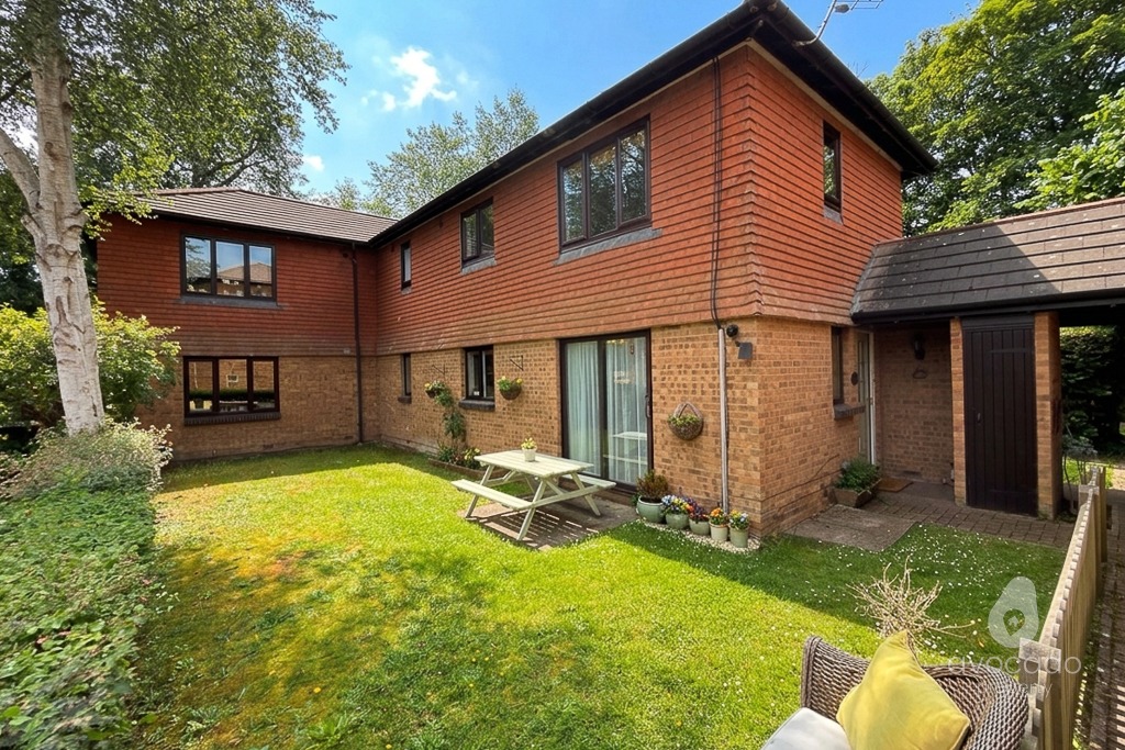 *Watch Our Video Tour* A Brilliant 1 Bedroom Ground Floor Maisonette with doors onto the garden