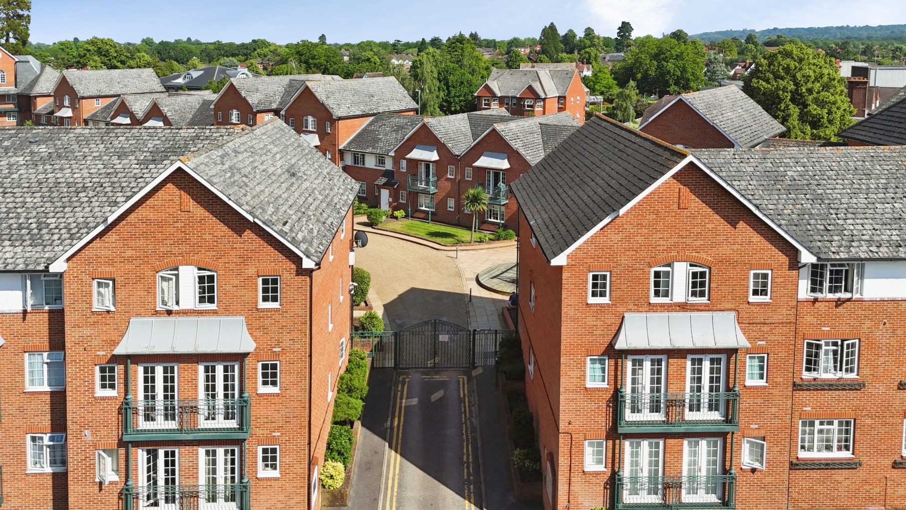 Stylish 2 Bed Apartment in Gated Windsor Development, No Chain