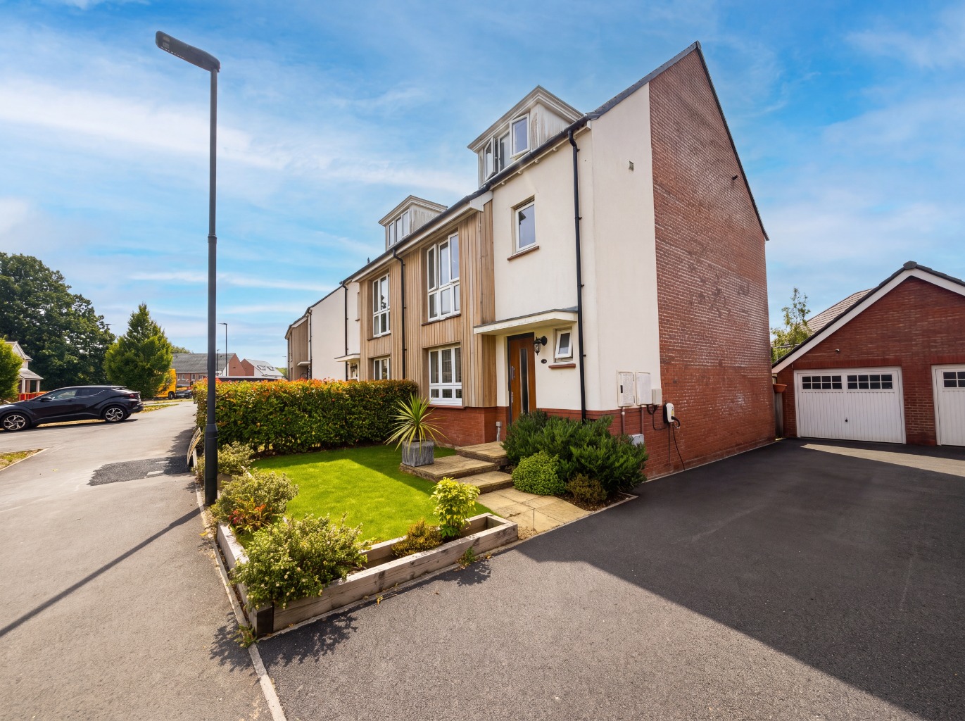 MODERN 4 BEDROOM FAMILY HOME IN BADBURY PARK