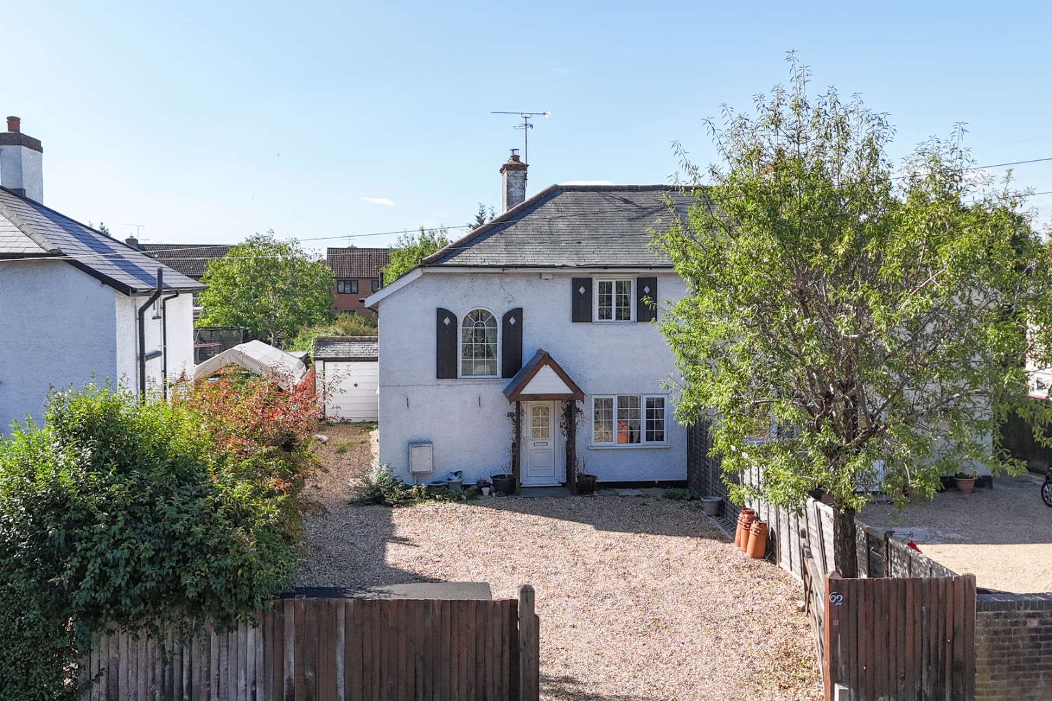 No chain - Extended four bedroom family home on the edge of Holyport - 100+ ft rear south garden