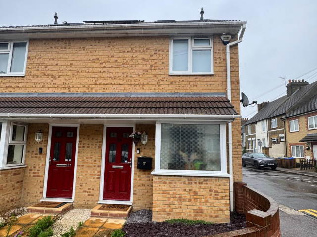 Modern 3-Bed Semi-Detached Home in Sittingbourne with Parking