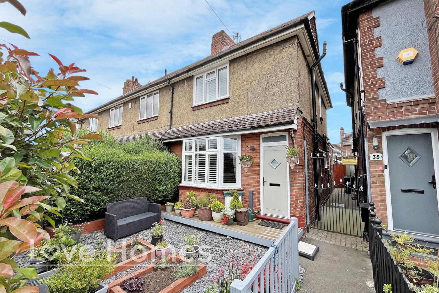 Stylish Three-Bedroom Home in Westoning with Modern Living Spaces