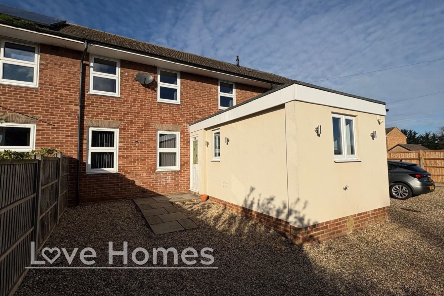 Stylish Three Bedroom House in Flitwick, Close to Station and Amenities