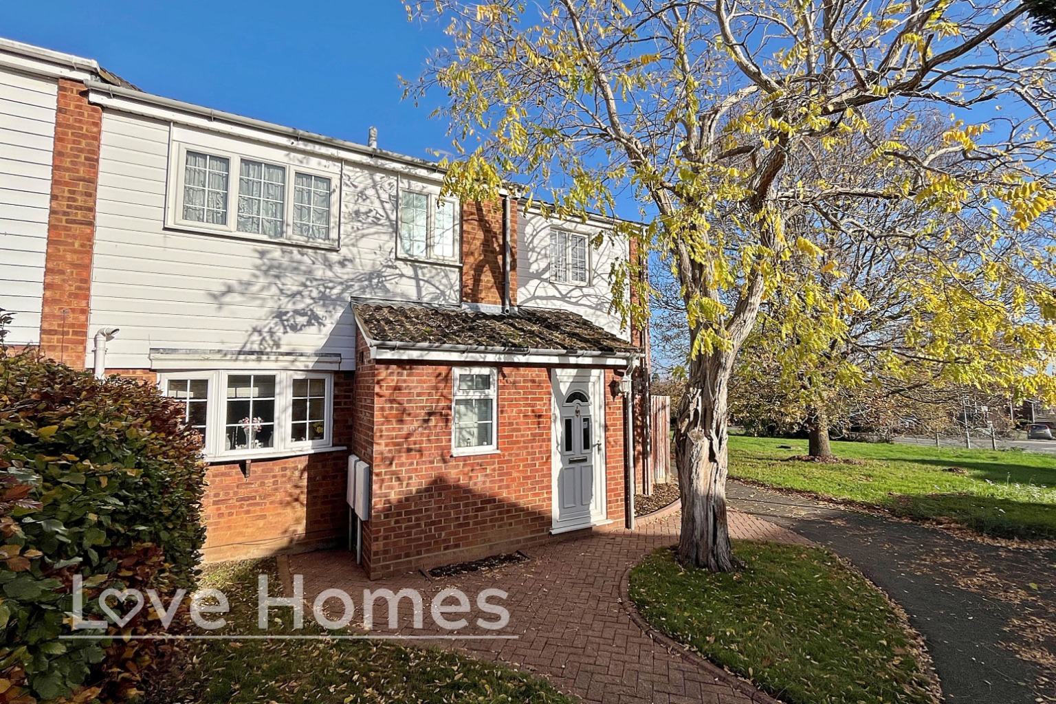 Spacious Four Bedroom Extended Family Home in Woodcock Walk, Flitwick