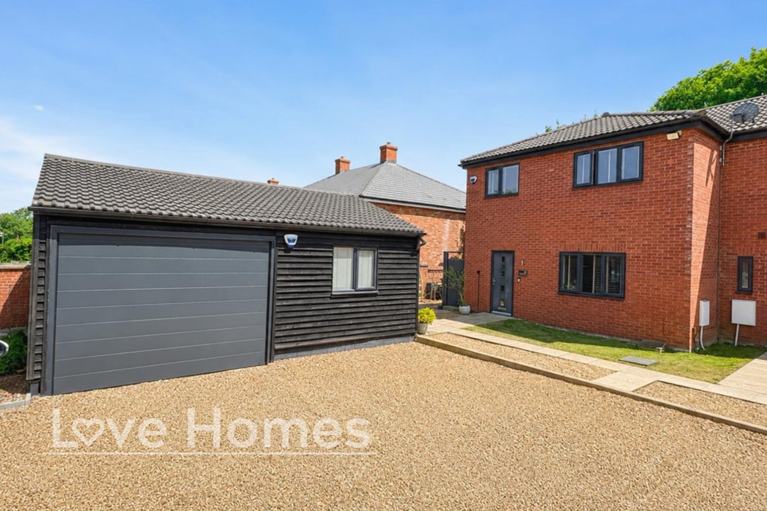 Well Presented 4 Bedroom Property With Large Accommodation & Home Office/Gym