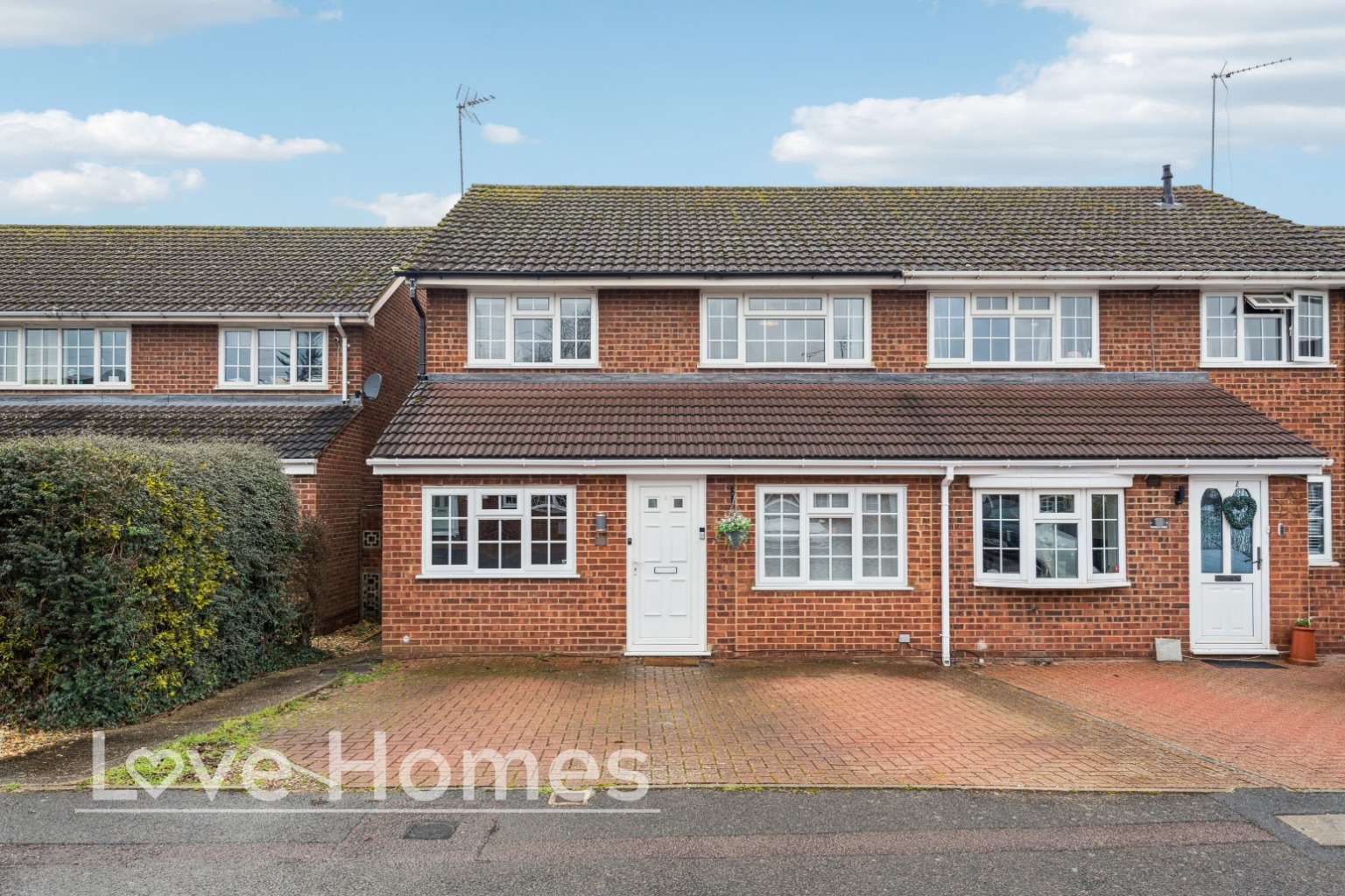 Good Sized & Well Presented 3 Double Bedroom Family Home In Westoning