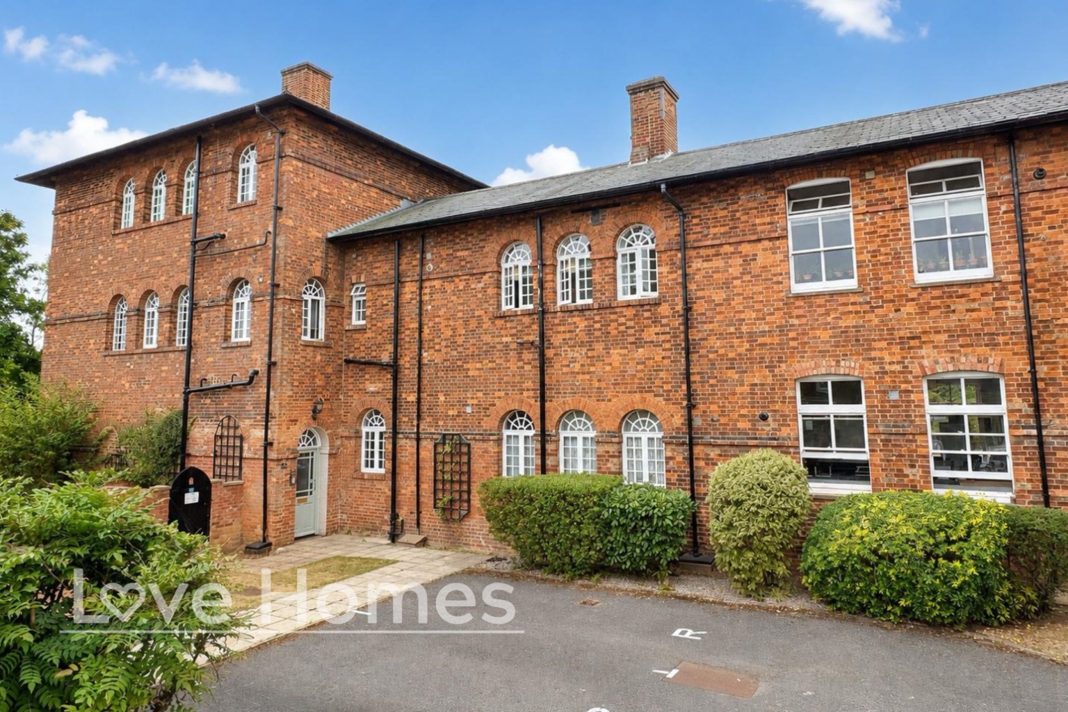 2 Bedroom Ground Floor Apartment With Gated Access & Allocated Parking