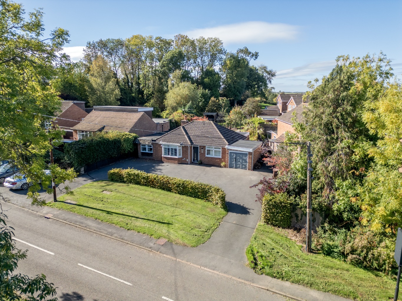 Charming Three-Bedroom Detached Bungalow with Expansive Garden in Sought-After Crick Charming Three-Bedroom Detached Bungalow with Expansive Garden in Sought-After Crick