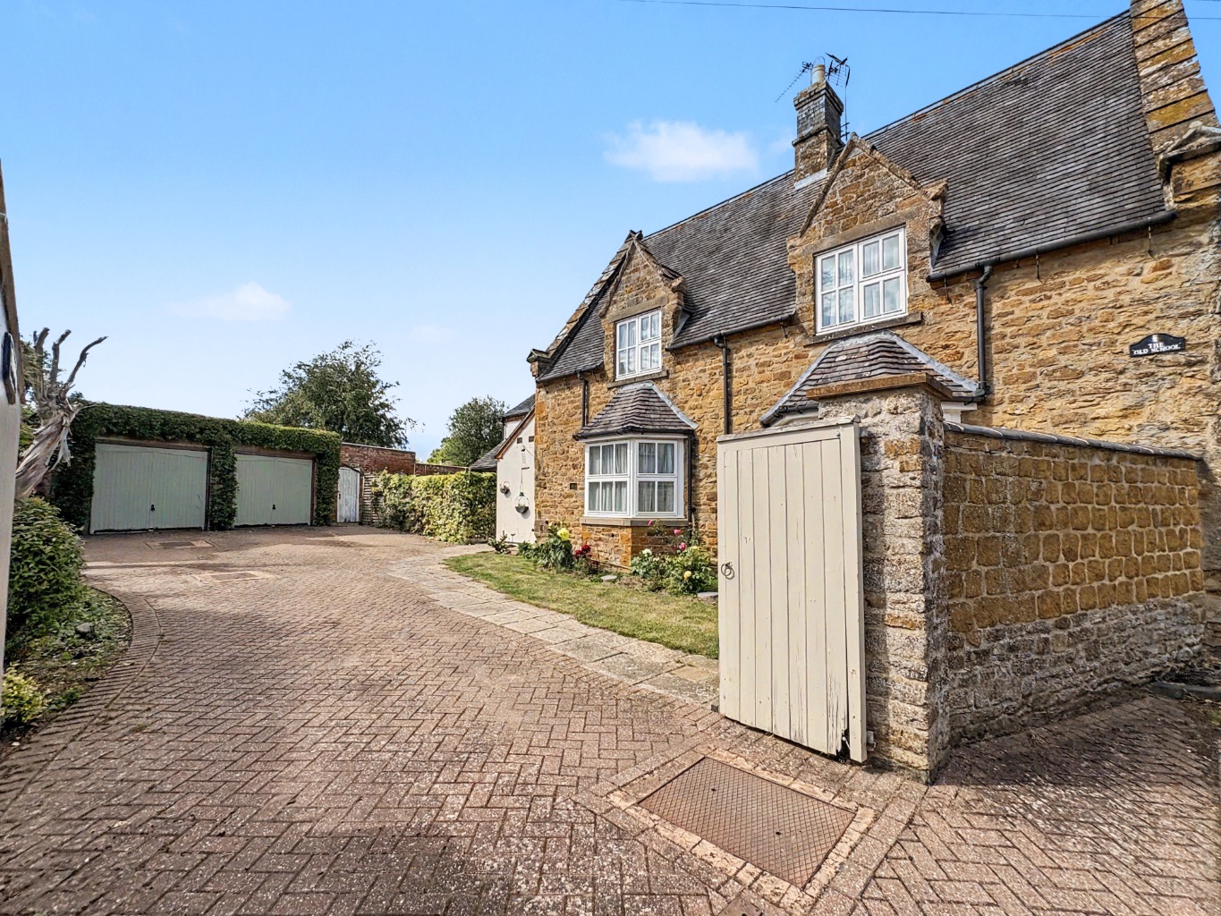 Four Bedroom Detached Character Property For Sale in Staverton, Northamptonshire
