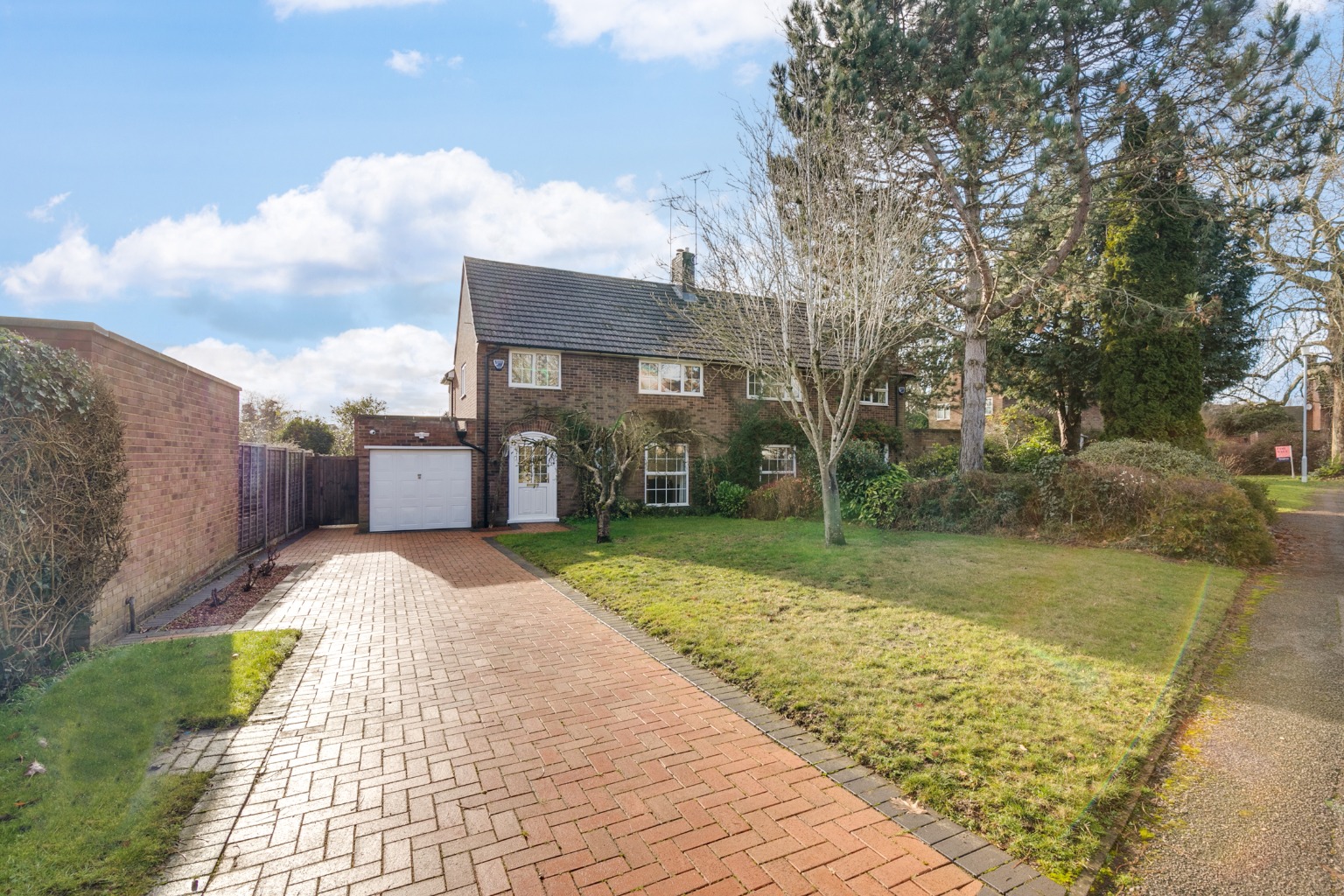 Extended 3/4 Bed Semi-Detached Home in Welwyn Garden City Cul-de-sac