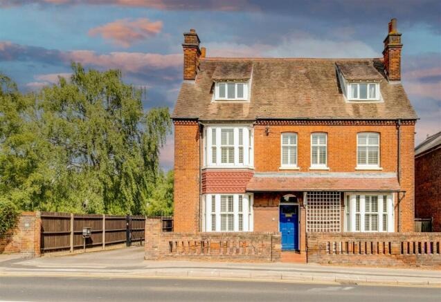 Exceptional Six-Bedroom Victorian Family Home with Gated Driveway in central Hitchin