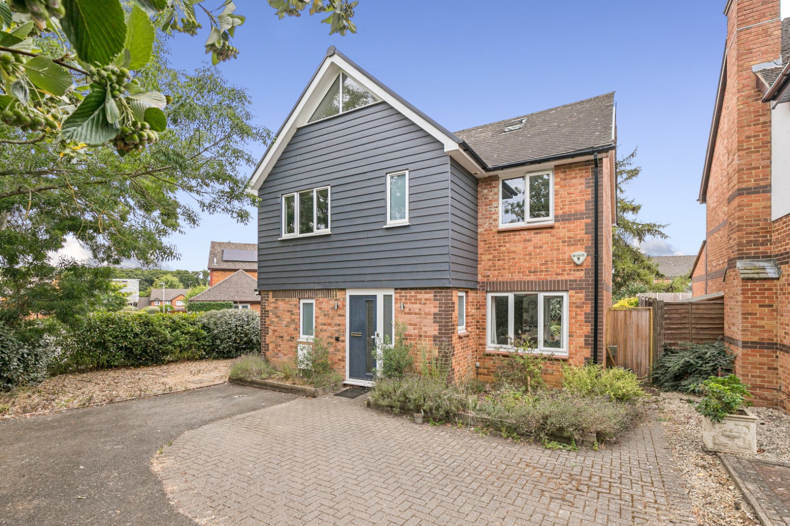 Exceptional Four/Five -Bedroom Family Home in Broadmeadow Ride, Hitchin