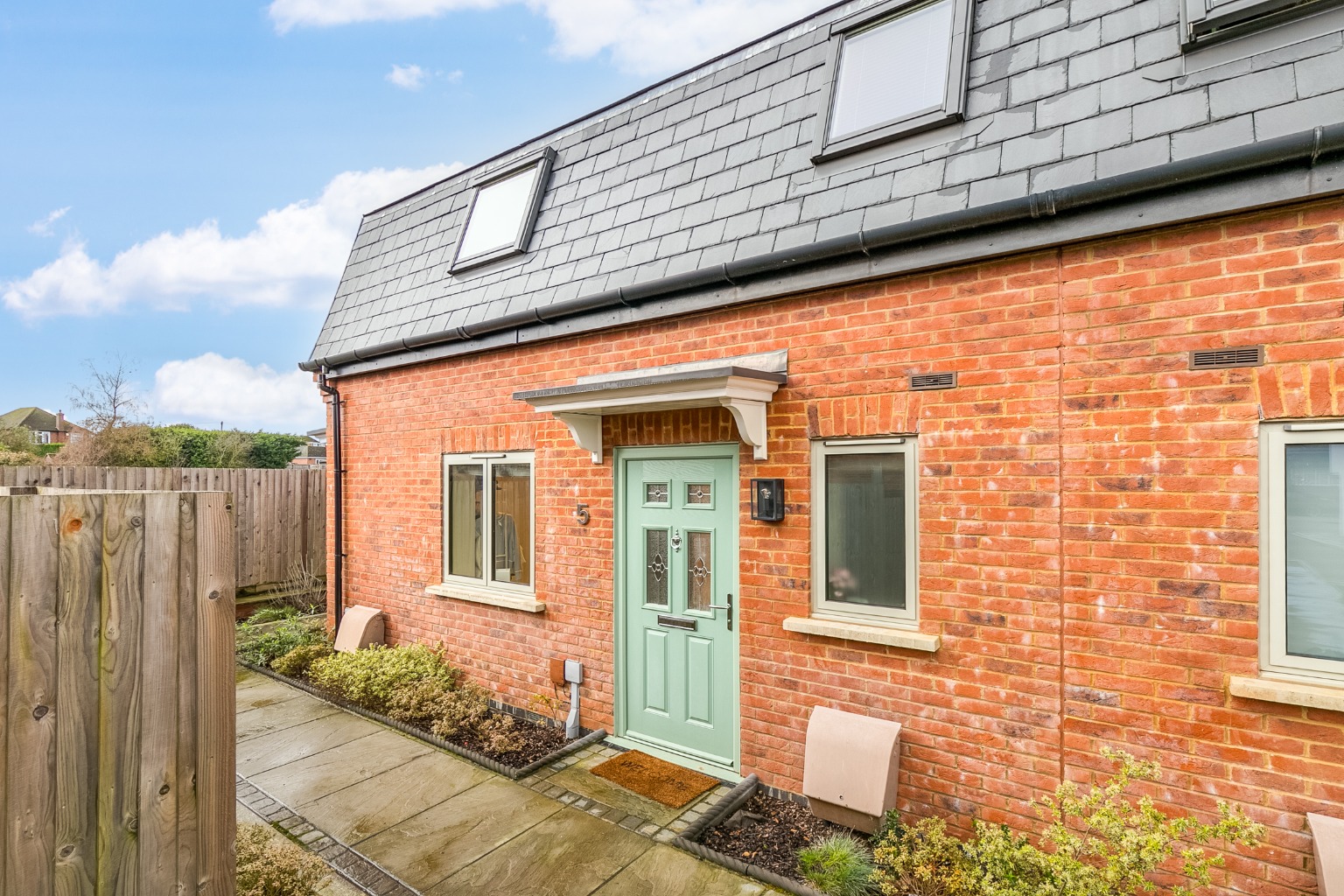 Modern One Bedroom Maisonette with Private Garden, Welwyn Garden City