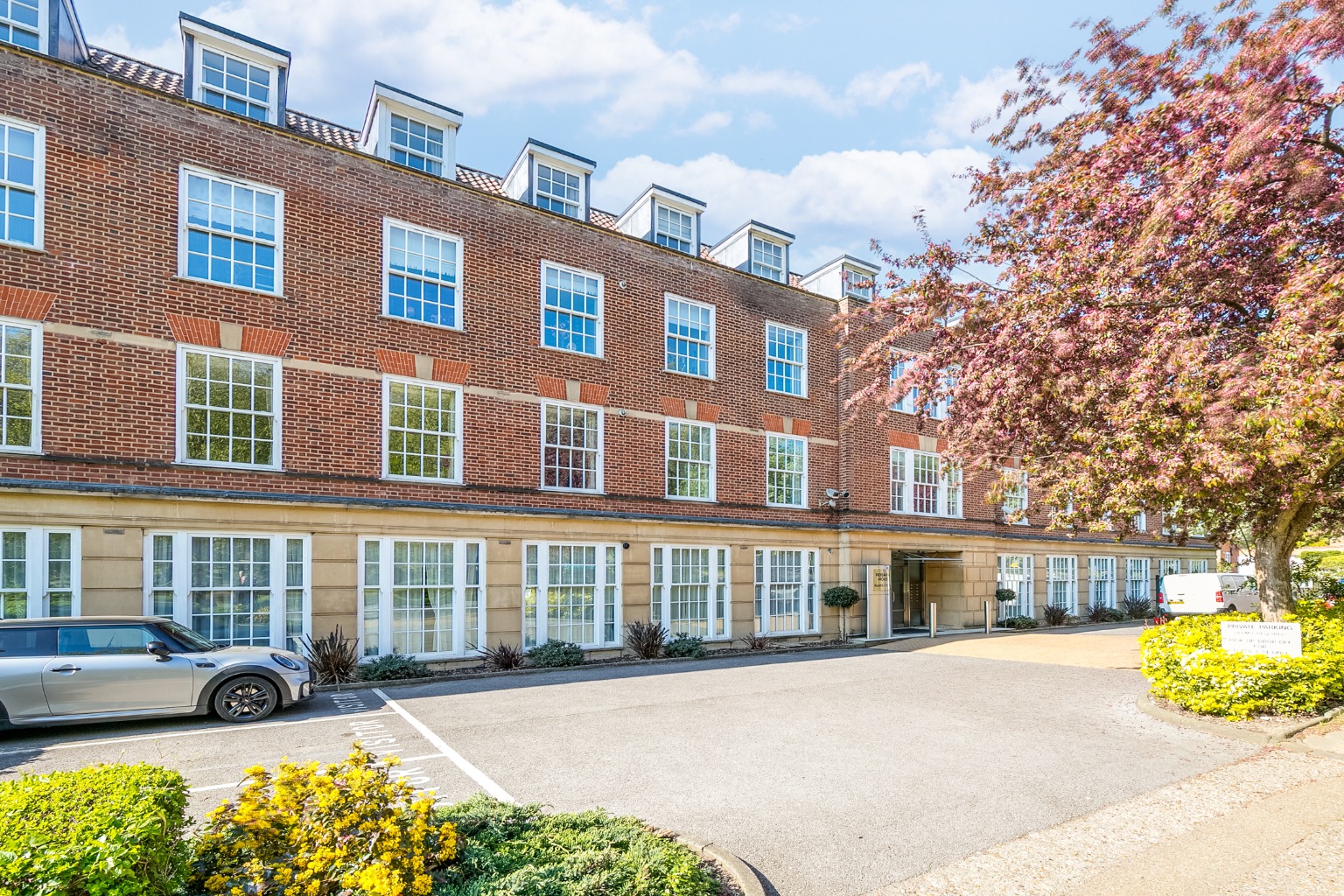 Luxury Two-Bedroom Apartment in Prestigious Rosanne House, Welwyn Garden City