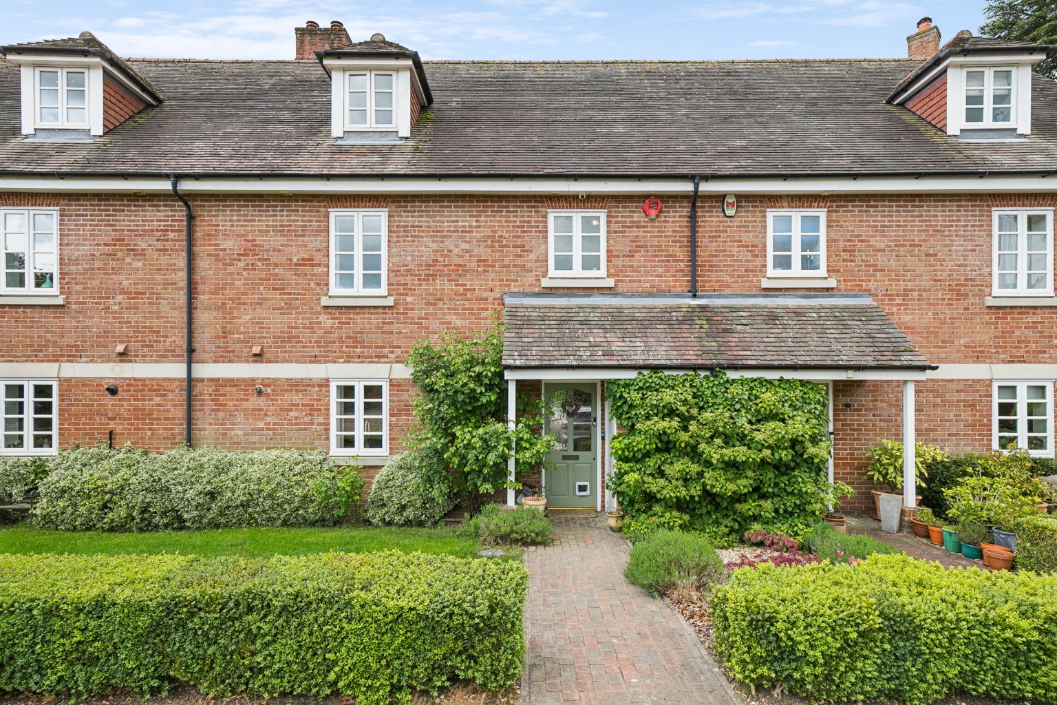 Exquisite Four-Bedroom Family Home in Secluded Tewin Water, Welwyn