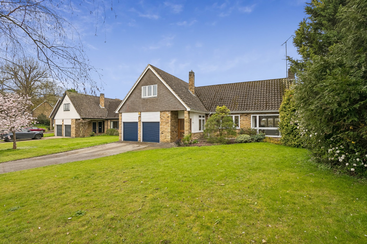 Superb 4-Bed Chalet Bungalow in Whitwell with South-Facing Garden