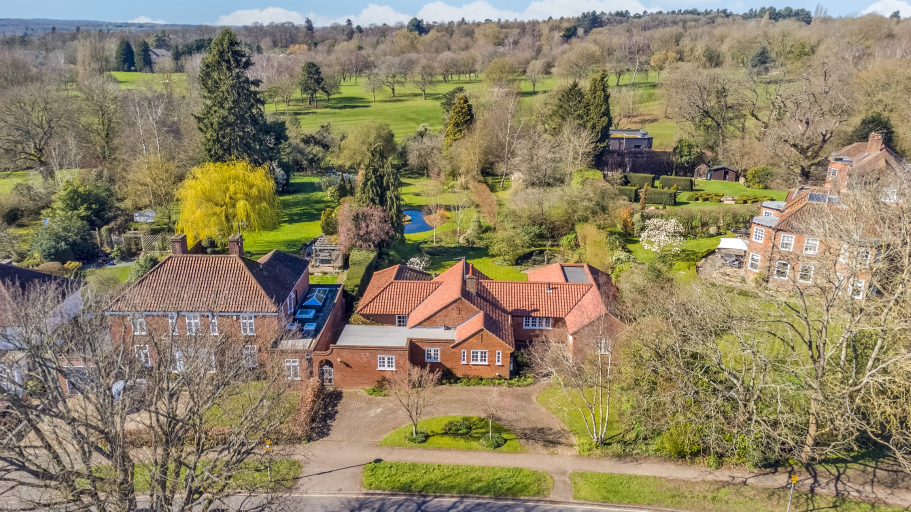 Prestigious Four-Bedroom Detached Bungalow on High Oaks Road, Welwyn Garden City