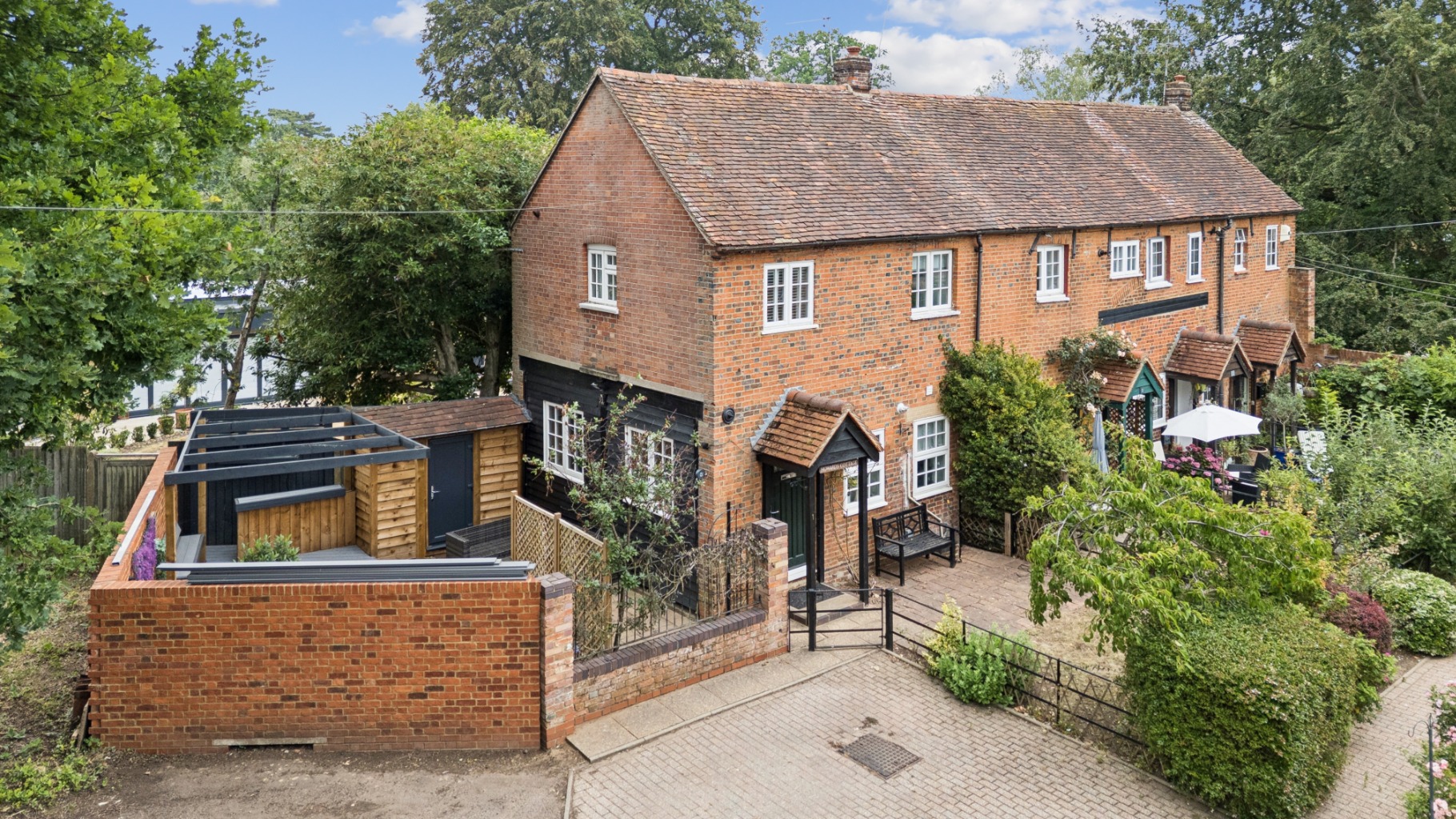 Charming Two-Bedroom Mews House in Digswell, Hertfordshire
