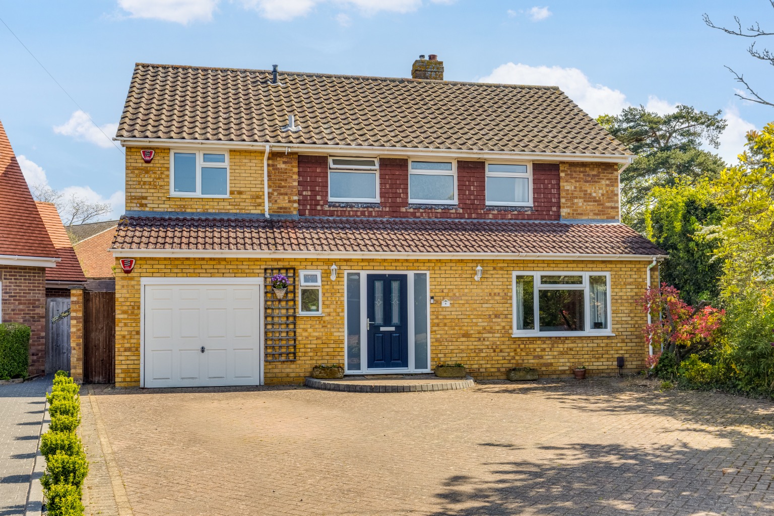 Impressive Four-Bedroom Family Home on Corner Plot in Sought-After Cul-de-Sac