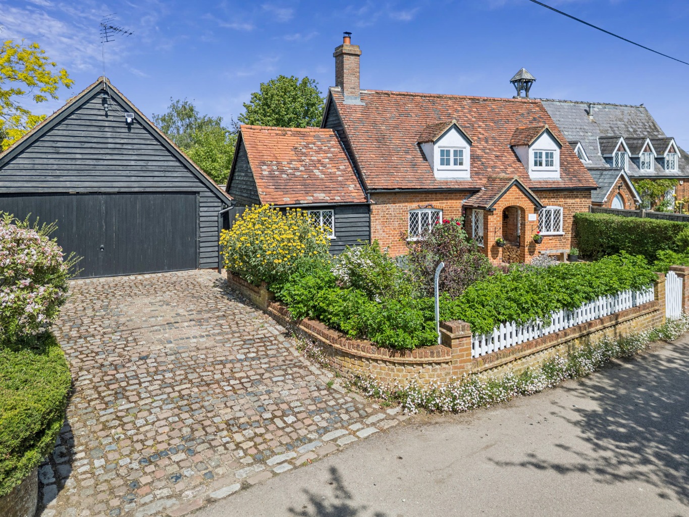 Charming Period Cottage in Langley Village with Chelsea Gold Garden