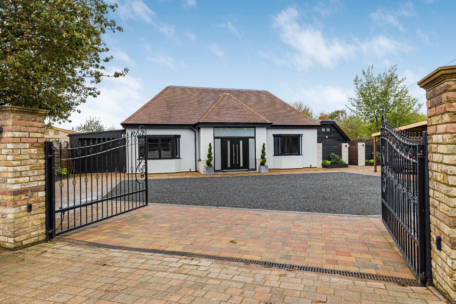 Exceptional Westmill Road Residence with Pool, Gym & Annexe Exceptional Westmill Road Residence with Pool, Gym & Annexe