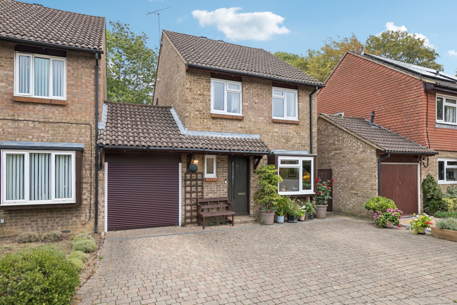 Spacious Three-Bedroom Link-Detached Home in Peaceful Cul-de-Sac Spacious Three-Bedroom Link-Detached Home in Peaceful Cul-de-Sac