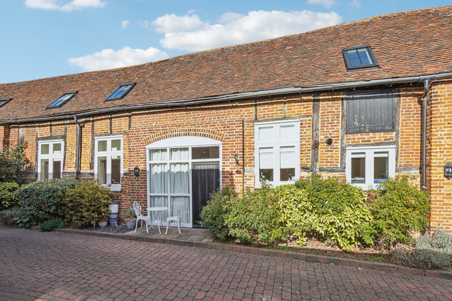 Charming 3-Bed House in Bancroft: Gated Community, Town Centre Living