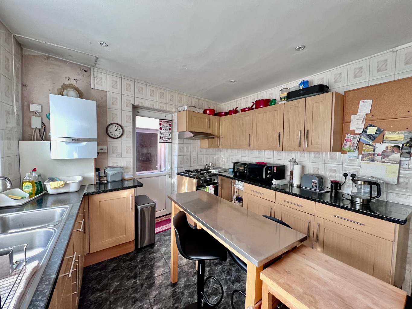 Spacious Double Room in Shared Accommodation - ALL BILLS INC! property first image