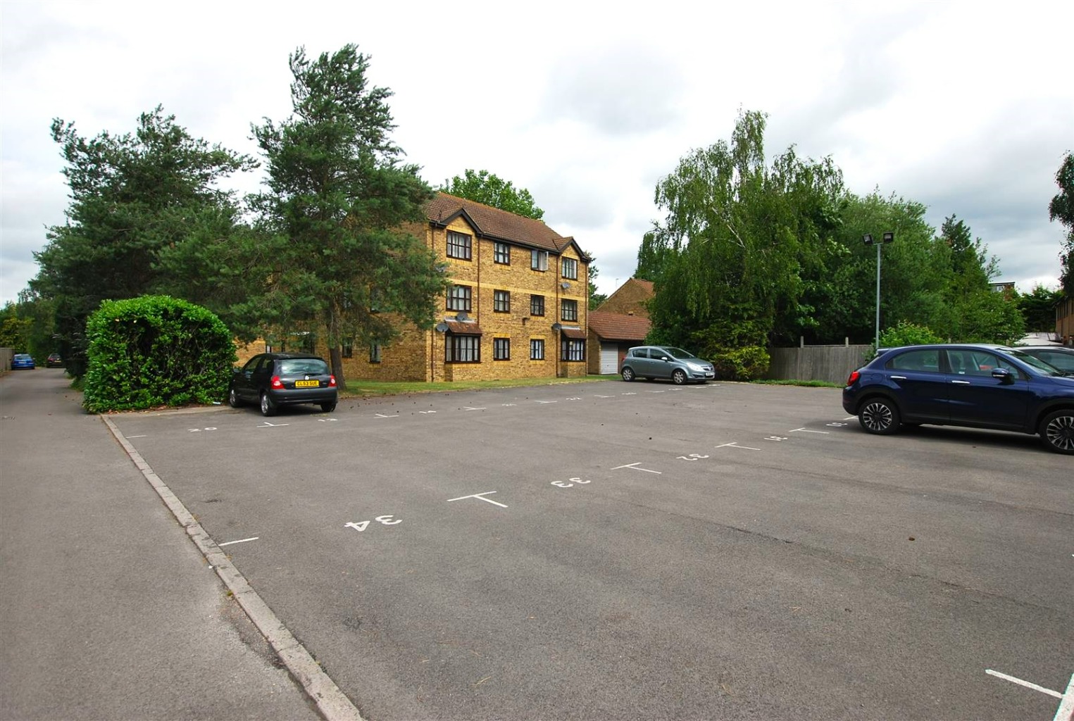 Well presented 1 bedroom first floor flat in Northwood for rent property first image